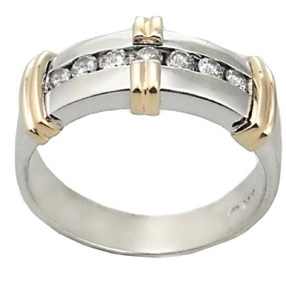 One Gent diamond band with fluted accents.